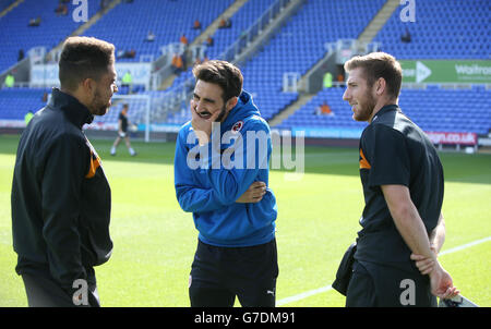 Reading's Jem Karacan (Mitte) und Wolverhampton Wanderers' James Henry (rechts) und Scott Golbourne plaudern vor Beginn des Spiels auf dem Spielfeld Stockfoto