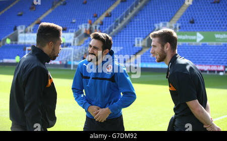 Reading's Jem Karacan (Mitte) und Wolverhampton Wanderers' James Henry (rechts) und Scott Golbourne plaudern vor Beginn des Spiels auf dem Spielfeld Stockfoto