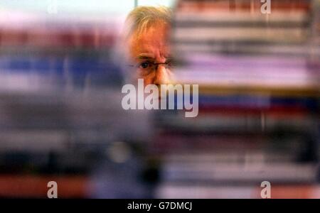 Ein Stapel von CDs sitzt vor dem Musikimpressario Pete Waterman, als er an einer Pressekonferenz in den Büros der britischen Phonographischen Industrie im Zentrum von London teilnimmt. Das BPI und sein internationales Pendant das IFPI verkündeten eine große Eskalation ihrer Kampagne gegen illegale Feueraufteilung und zielten auf große Uploader ab, die illegal Copright-Musik im Internet zur Verfügung stellen. Stockfoto