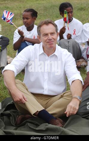 Der britische Premierminister Tony Blair trifft sich mit Mitgliedern der Jerusalem Children and Community Development Organisation in Debre Zeit in der Nähe der äthiopischen Hauptstadt Addis Abeba, wo Menschen beim Wiederaufbau ihrer lokalen Gemeinschaft unterstützt werden, bevor er den Vorsitz der zweiten Sitzung seiner Kommission für Afrika führt. Er hatte zuvor die Welt aufgefordert, "die internationale Aufmerksamkeit auf Afrika in internationale Maßnahmen zur Unterstützung Afrikas zu verwandeln". Stockfoto