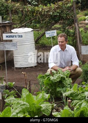 Der britische Premierminister Tony Blair sieht Projekte und trifft sich mit Mitgliedern der Jerusalem Children and Community Development Organisation in Debre Zeit in der Nähe der äthiopischen Hauptstadt Addis Abeba, wo Menschen beim Wiederaufbau ihrer lokalen Gemeinschaft unterstützt werden, bevor er den Vorsitz der zweiten Sitzung seiner Kommission für Afrika führt. Er hatte zuvor die Welt aufgefordert, „die internationale Aufmerksamkeit auf Afrika in internationale Maßnahmen zur Unterstützung Afrikas zu verwandeln“. Stockfoto