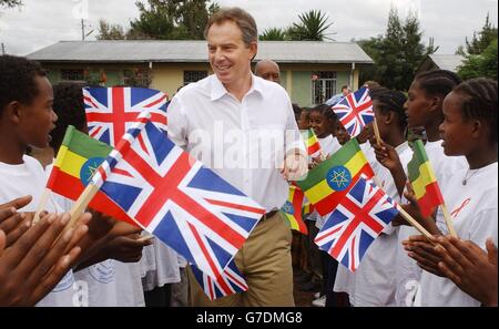 Der britische Premierminister Tony Blair trifft sich mit Mitgliedern der Jerusalem Children and Community Development Organisation in Debre Zeit in der Nähe der äthiopischen Hauptstadt Addis Abeba, wo Menschen beim Wiederaufbau ihrer lokalen Gemeinschaft unterstützt werden, bevor er den Vorsitz der zweiten Sitzung seiner Kommission für Afrika führt. Er hatte zuvor die Welt aufgefordert, "die internationale Aufmerksamkeit auf Afrika in internationale Maßnahmen zur Unterstützung Afrikas zu verwandeln". Stockfoto