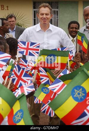 Der britische Premierminister Tony Blair trifft sich mit Mitgliedern der Jerusalem Children and Community Development Organisation in Debre Zeit in der Nähe der äthiopischen Hauptstadt Addis Abeba, wo Menschen beim Wiederaufbau ihrer lokalen Gemeinschaft unterstützt werden, bevor er den Vorsitz der zweiten Sitzung seiner Kommission für Afrika führt. Er hatte zuvor die Welt aufgefordert, "die internationale Aufmerksamkeit auf Afrika in internationale Maßnahmen zur Unterstützung Afrikas zu verwandeln". Stockfoto