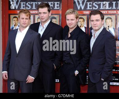 Die irische Popgruppe Westlife, von links nach rechts; Kian Egan, Mark Feehily, Nicky Byrne und Shane Filan posieren für Fotografen während einer Fotoansage, um ihre neue Arena-Tour 2005 in der Wembley Arena Paviliion im Norden Londons anzukündigen. Sie werden die erste Band sein, die in der temporären Struktur spielt, die für Shows genutzt wird, während die wembley Arena renoviert wird. Stockfoto