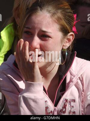 Ein junger Fan wird emotional, als die irische Popgruppe Westlife ihre neue Arena Tour 2005 im Wembley Arena Pavillon im Norden Londons ankündigt. Sie werden die erste Band sein, die in der temporären Struktur spielt, die für Shows genutzt wird, während die wembley Arena renoviert wird. Stockfoto