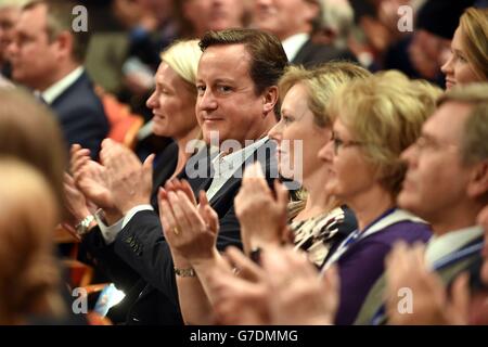 Premierminister David Cameron applaudiert, während er der Rede des Vorsitzenden der Schottischen Konservativen während der Jahreskonferenz der Konservativen Partei 2014 im ICC in Birmingham zuhört. Stockfoto