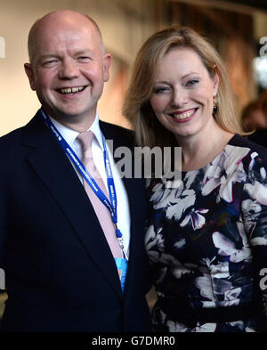William Hague, Vorsitzender des Repräsentantenhauses, und seine Frau Ffion, nachdem sie in einer emotionalen Abschlussrede vor der Jahreskonferenz der Konservativen Partei im International Convention Centre in Birmingham sprach. Stockfoto