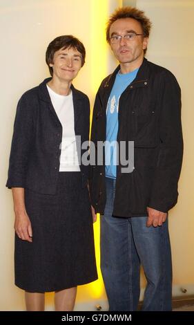 Die Abgeordnete Estelle Morris, Ministerin für Kunst, und der Regisseur Danny Boyle posieren für Fotografen während der Vorstellung der National Schools Film Week 2004 im Vue Cinema am Leicester Square im Zentrum von London. Die Veranstaltung, die nun zum neunten Mal stattfindet, findet vom 7-15. Bis 20. Oktober statt und soll dazu beitragen, die unschätzbare Rolle, die der Film im Schulunterricht spielt, zu entwickeln und zu unterstützen. Stockfoto