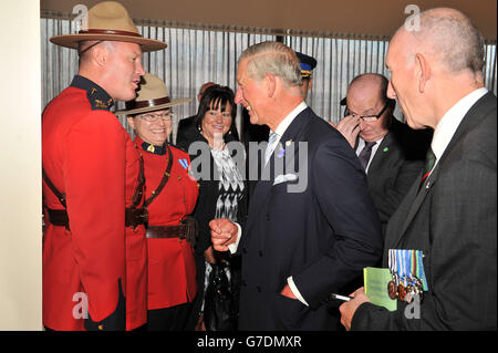 Der Prinz von Wales sprach während des National Police Memorial Day Service mit Mitgliedern der Royal Canadian Mounted Police über im Dienst getötete Beamte, die in der Waterfront Hall, Belfast, abgehalten wurden. Stockfoto