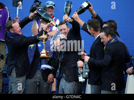 Europa-Kapitän Paul McGinley wird bei den Trophäenpräsentationen am dritten Tag des 40. Ryder Cup auf dem Gleneagles Golf Course in Perthshire mit Champagner überzogen. Stockfoto