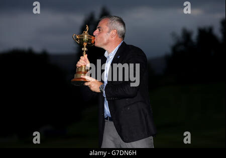 Golf - 40. Ryder Cup - Tag drei - Gleneagles. Europas Kapitän Paul McGinley mit der Ryder Cup Trophäe am dritten Tag des 40. Ryder Cup auf dem Gleneagles Golf Course, Perthshire. Stockfoto