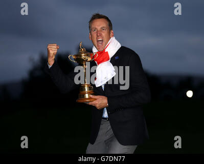 Golf - 40. Ryder Cup - Tag drei - Gleneagles. Europas Ian Poulter posiert mit dem Ryder Cup am dritten Tag des 40. Ryder Cup auf dem Gleneagles Golf Course, Perthshire. Stockfoto