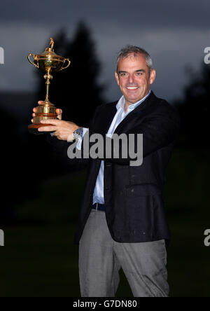 Golf - 40. Ryder Cup - Tag drei - Gleneagles. Europas Kapitän Paul McGinley mit der Ryder Cup Trophäe am dritten Tag des 40. Ryder Cup auf dem Gleneagles Golf Course, Perthshire. Stockfoto