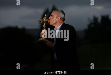 Der europäische Kapitän Paul McGinley feiert mit dem Ryder Cup nach dem Sieg über die USA am dritten Tag des 40. Ryder Cup auf dem Gleneagles Golf Course, Perthshire. Stockfoto