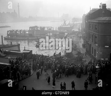 Britische Katastrophen und Unfälle - Überschwemmungen - die Überschwemmungen in London - 1928. Eine allgemeine Ansicht der Überschwemmungen an der Grosvenor Road, Westminster, wo eine Lücke in der Ufermauer gebildet wurde. Stockfoto