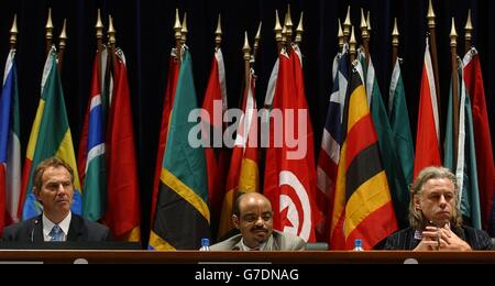 Premierminister Tony Blair (links) hält eine Pressekonferenz mit seinem äthiopischen Amtskollegen Meles Zenawi (Mitte) und Sir Bob Geldof bei der zweiten Sitzung der Kommission für Afrika in Addis Abeba ab, Stockfoto