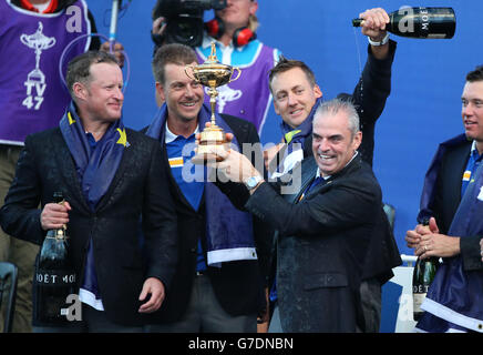 Der europäische Kapitän Paul McGinley feiert mit dem Ryder Cup Stockfoto