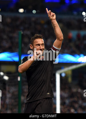 Francesco Totti von Roma feiert das erste Tor seiner Mannschaft während des UEFA Champions League-Spiels im Etihad Stadium in Manchester. DRÜCKEN SIE VERBANDSFOTO. Bilddatum: Dienstag, 30. September 2014, siehe PA Geschichte FUSSBALL man City. Bildnachweis sollte lauten: Martin Rickett/PA Wire. Stockfoto