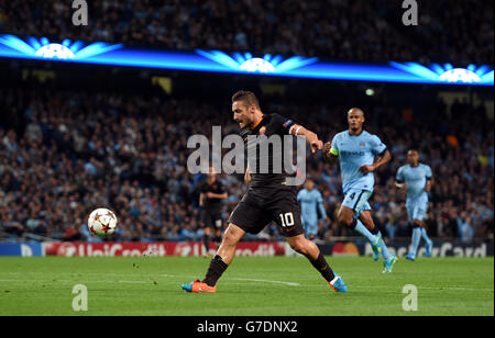 Francesco Totti von Roma erzielt beim UEFA Champions League-Spiel im Etihad Stadium in Manchester das erste Tor seiner Mannschaft. DRÜCKEN SIE VERBANDSFOTO. Bilddatum: Dienstag, 30. September 2014, siehe PA Geschichte FUSSBALL man City. Bildnachweis sollte lauten: Martin Rickett/PA Wire. Stockfoto