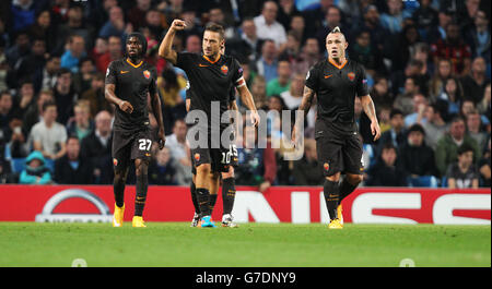 FRANCESCO Totti (Mitte) von AS Roma feiert das Tor während des UEFA Champions League-Spiels im Etihad Stadium, Manchester. Stockfoto