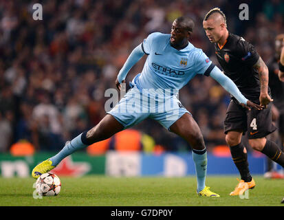 Roma's Radja Nainggolan (rechts) und Yaya Toure von Manchester City kämpfen während des UEFA Champions League-Spiels im Etihad Stadium, Manchester, um den Ball. DRÜCKEN SIE VERBANDSFOTO. Bilddatum: Dienstag, 30. September 2014, siehe PA Geschichte FUSSBALL man City. Bildnachweis sollte lauten: Martin Rickett/PA Wire. Stockfoto