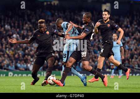 Fernandinha von Manchester City kämpft während des UEFA Champions League-Spiels im Etihad Stadium, Manchester, mit Seydou Keita (rechts) und Mapou Yanga-Mbiwa (links) um den Ball. DRÜCKEN SIE VERBANDSFOTO. Bilddatum: Dienstag, 30. September 2014, siehe PA Geschichte FUSSBALL man City. Bildnachweis sollte lauten: Martin Rickett/PA Wire. Stockfoto