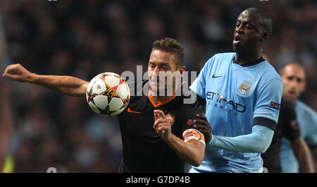 Yaya Toure von Manchester City und FRANCESCO Totti VON Roma während des UEFA Champions League-Spiels im Etihad Stadium in Manchester. Stockfoto