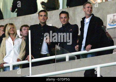 Robbie Williams (Mitte) und Ant McPartlin (Mitte rechts) sehen Sky One's 'The Match' Live-Finale im St James Park, Newcastle upon Tyne. Robbie war dort, um seinen Freund Jonathan Wilkes zu unterstützen. Stockfoto