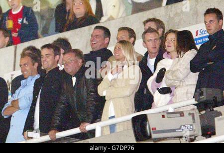 Robbie Williams (Mitte links) und Ant McPartlin (ganz rechts) sehen Sky One's „The Match“-Live-Finale im St James Park, Newcastle upon Tyne. Robbie war dort, um seinen Freund Jonathan Wilkes zu unterstützen. Stockfoto