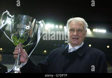 Bobby Robson mit dem Siegerpokal nach Sky One's Live-Finale „The Match“ spielte gegen eine Football Legends XI im St James Park, Newcastle upon Tyne. Stockfoto