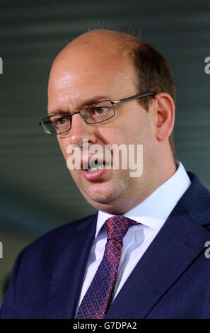 Der konservative Abgeordnete Mark Reckless kündigt während seiner Rede auf der jährlichen Parteikonferenz der UKIP auf dem Doncaster Race Course in Yorkshire seinen Abgang zur UKIP an. Stockfoto