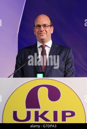 Der konservative Abgeordnete Mark Reckless kündigt während seiner Rede auf der jährlichen Parteikonferenz der UKIP auf dem Doncaster Race Course in Yorkshire seinen Abgang zur UKIP an. Stockfoto