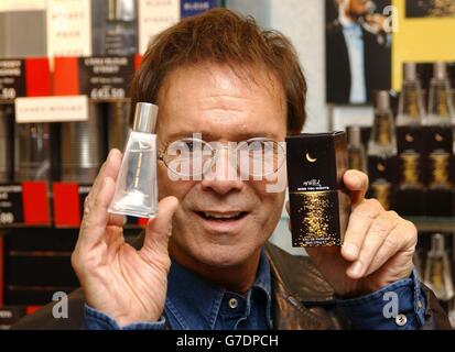 Der legendäre Sänger Cliff Richard posiert für Fotografen während der Vorstellung seines neuen Parfums „Miss You Nights“ im Parfümladen, dem Plaza Shopping Center in der Londoner Oxford Street. Stockfoto