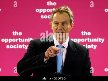 Der britische Premierminister Tony Blair spricht vor dem Institute of Public Policy Research and Demos in London. Blair sagte, dass Reformen notwendig seien, um eine "Chancengesellschaft" zu schaffen, in der der traditionelle Wohlfahrtsstaat einem System weicht, in dem jeder hochwertige Dienstleistungen und die Chance auf Erfolg erhält. Stockfoto