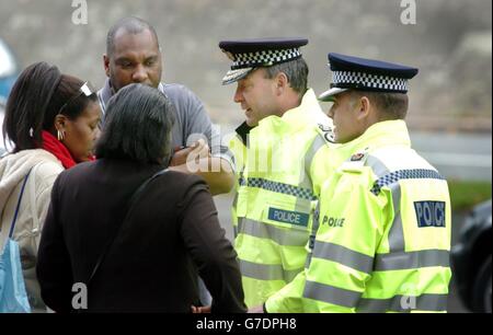 Steve Green, Chief Constable der Polizei von Nottinghamshire (Mitte rechts) und der Leiter der Ermittlungen, David Holbeck, sprechen mit den Bewohnern am Drehort am Drehort der Erschießung des 14-jährigen Danielle Beccan. Danielle wurde am Freitagabend bei einem Spaziergang mit Freunden vom Goose Fair der Stadt angeschossen. Stockfoto