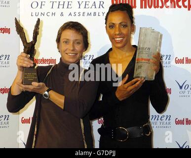 Doppel-Olympiasiegerin Kelly Holmes (rechts) mit ihrem Good Housekeeping Outstanding Achievement Award und Spendenaktion Jane Tomlinson, MBE mit ihrem Frink Award während der Woman of the Year Awards im Savoy Hotel im Zentrum von London. Stockfoto