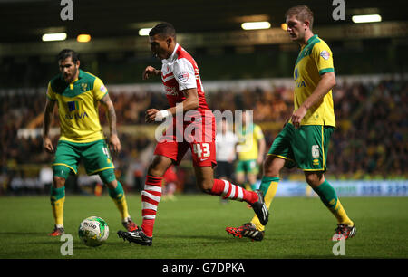 Michael Turner von Norwich City und Karlan Ahearne-Grant von Charlton Athletic treten beim Sky Bet Championship-Spiel in der Carrow Road, Norwich, um den Ball an. DRÜCKEN Sie VERBANDSFOTO. Bilddatum: Dienstag, 30. September 2014, siehe PA Geschichte FUSSBALL Norwich. Bildnachweis sollte lauten: Stephen Pond/PA Wire. Stockfoto