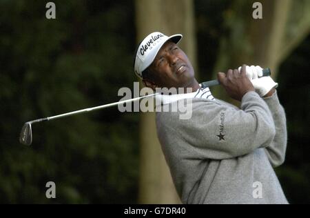 Fijis Vijay Singh schlägt während der HSBC World Match Play Championship in Wentworth das 2. Loch ab. 15/12/04: Vijay Singh wurde zum ersten Mal als European Tour Golfer des Jahres ausgezeichnet. Singh gewann kein Turnier auf europäischem Boden, sondern stand mit einem Rekordgewinn von mehr als 10 Millionen US-Dollar und neun Siegen, darunter die USPGA-Meisterschaft, an der Spitze der US-Geldliste. Stockfoto