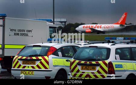 Notdienste stehen am Flughafen Stansted zur Verfügung, nachdem ein Virgin Airbus A340 600 von Hongkong auf dem Weg zum Flughafen London Heathrow zum Flughafen umgeleitet wurde. Stockfoto