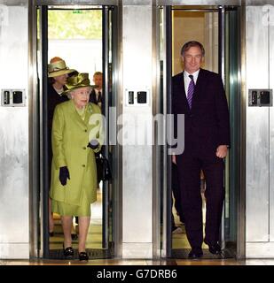 Die britische Königin Elizabeth II. Und der Verteidigungsminister Geoff Hoon gehen durch Sicherheitstüren, um in das Verteidigungsministerium einzutreten. Die Queen besuchte das Verteidigungsministerium in Whitehall Central London, um ihr neu renoviertes Hauptgebäude zu eröffnen. Stockfoto