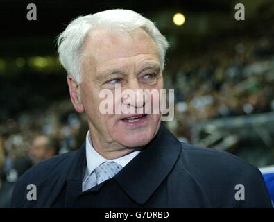 Bobby Robson spielte im Live-Finale von Sky One im St James' Park in Newcastle zwischen einem Prominententeam und einem Football Legends XI. Stockfoto