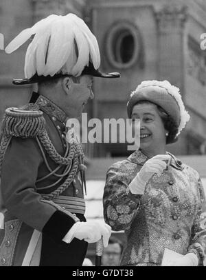 Königin Elizabeth II. Spricht mit Lord Strabolgi, dem Hauptmann der Leibwache der Königin der Yeomen der Garde. Die Königin inspiziert die Yeomen auf dem Hauptrasen des Buckingham Palace. Stockfoto