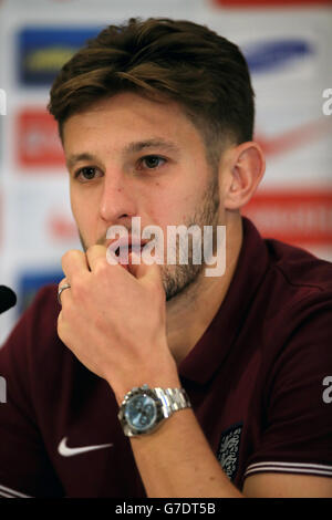 Fußball - UEFA Euro 2016 - Qualifikation - Gruppe E - England gegen San Marino - England Trainingssitzung und Pressekonferenz - St. Ge.... Der englische Adam Lallana bei einer Pressekonferenz im St. George's Park, Burton upon Trent. Stockfoto