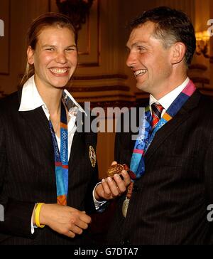 Die britische Bronzemedaillengewinnerin Elise Laverick (links) hält bei einem Empfang für olympische Athleten im Buckingham Palace, London, die Goldmedaille von Leslie Law. Stockfoto