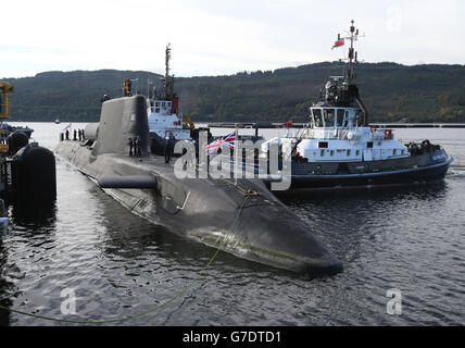 HMS Astute nach der Rückkehr zum HM Naval Base Clyde während einer besonderen Zeremonie nach dem Abschluss seines ersten Einsatzes, wo es zur Präsenz des Vereinigten Königreichs im Mittelmeer beigetragen hat. Stockfoto