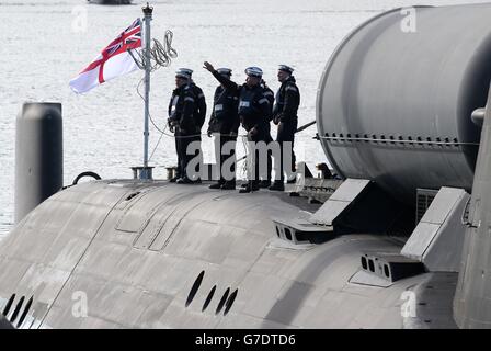 HMS Astute nach der Rückkehr zum HM Naval Base Clyde während einer besonderen Zeremonie nach dem Abschluss seines ersten Einsatzes, wo es zur Präsenz des Vereinigten Königreichs im Mittelmeer beigetragen hat. Stockfoto