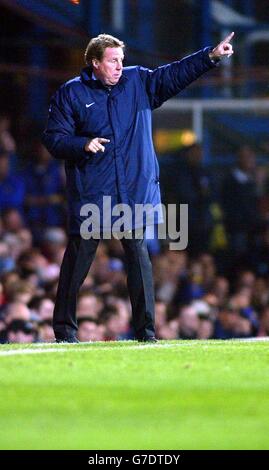 Harry Redknapp, FC-Manager von Portsmouth, führt seine Mannschaft während des Barclays Premiership-Spiels in Fratton Park, Portsmouth, zu einem 1-0-Sieg über Tottenham Hotspur. Stockfoto