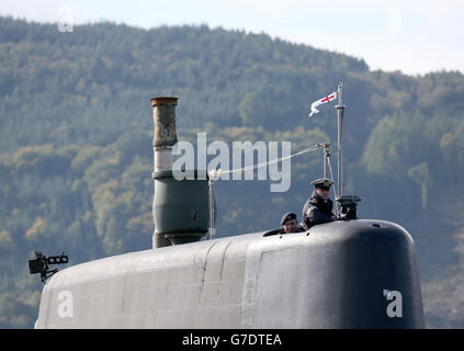 U-Boot-Schiffe an Bord der HMS Astute nach der Rückkehr zum HM Naval Base Clyde während einer besonderen Zeremonie nach dem Abschluss seines ersten Einsatzes, wo es zur Präsenz des Vereinigten Königreichs im Mittelmeer beigetragen hat. Stockfoto