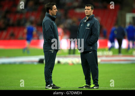 Fußball - UEFA Euro 2016 - Qualifikation - Gruppe E - England / San Marino - Wembley Stadium. Der englische Masseur Rod Thornley (rechts) spricht mit Trainer Gary Neville vor dem Qualifikationsspiel der UEFA Euro 2016 im Wembley Stadium, London. Stockfoto