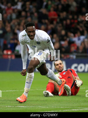 Der Engländer Danny Welbeck feiert das dritte Tor seiner Mannschaft während des UEFA Euro 2016 Qualifying-Spiels im Wembley Stadium, London. Stockfoto